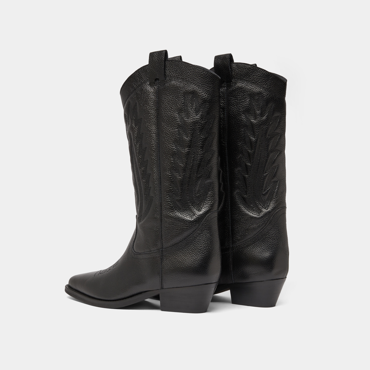 Pointed toe boots with exposed stitching in black grained leather | DELEA