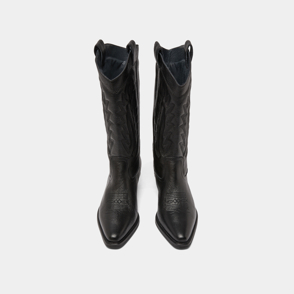 Pointed toe boots with exposed stitching in black grained leather | DELEA