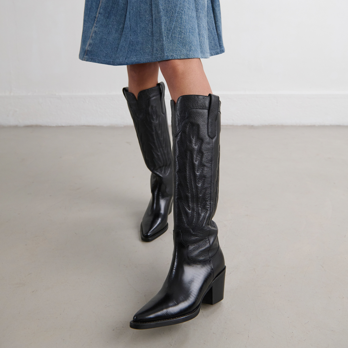 Boots with thick heels and visible stitching in black grained leather | DILO