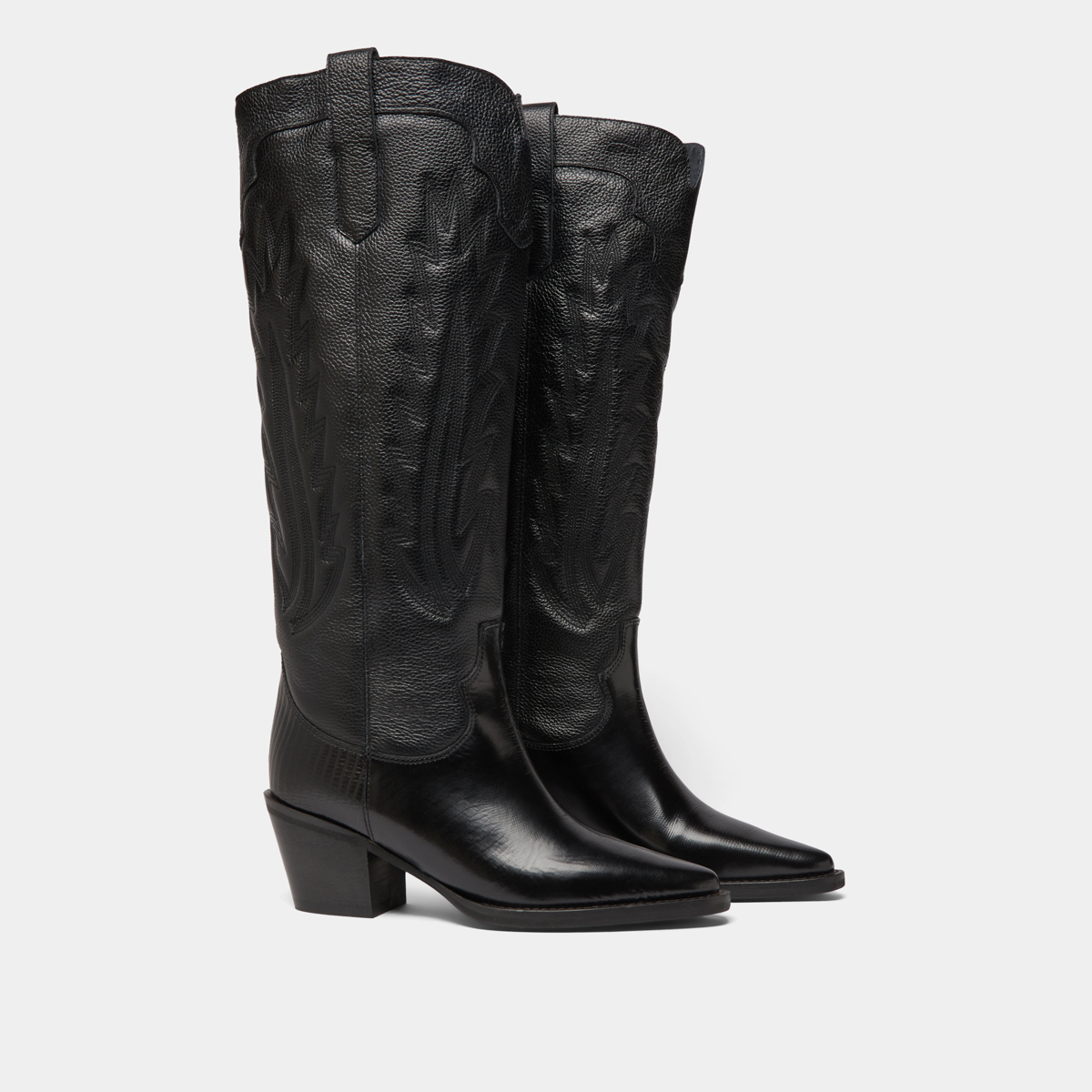 Boots with thick heels and visible stitching in black grained leather | DILO