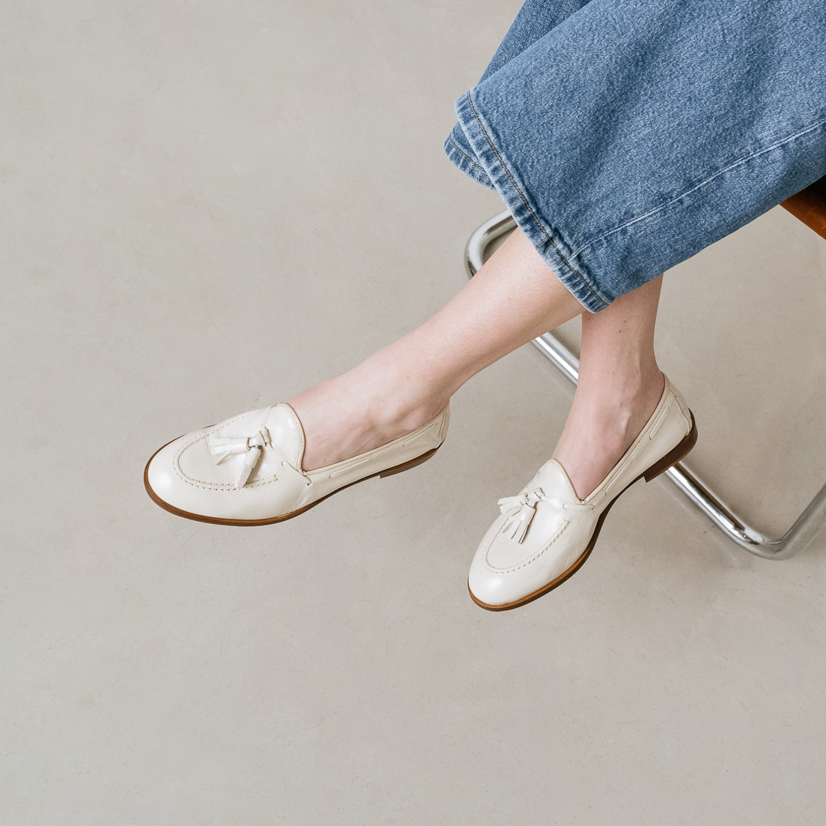Round toe loafers with pompons in pleated patent ecru | TIPHAINE