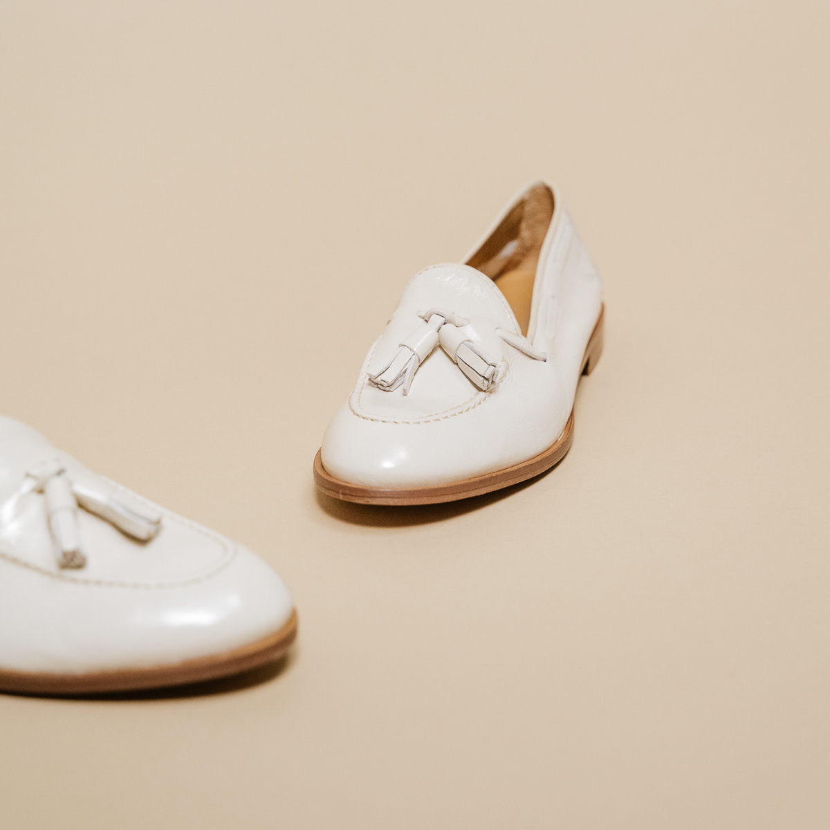 Round toe loafers with pompons in pleated patent ecru | TIPHAINE