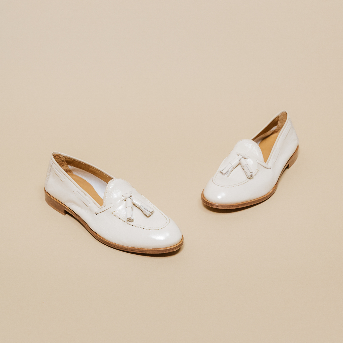 Round toe loafers with pompons in pleated patent ecru | TIPHAINE