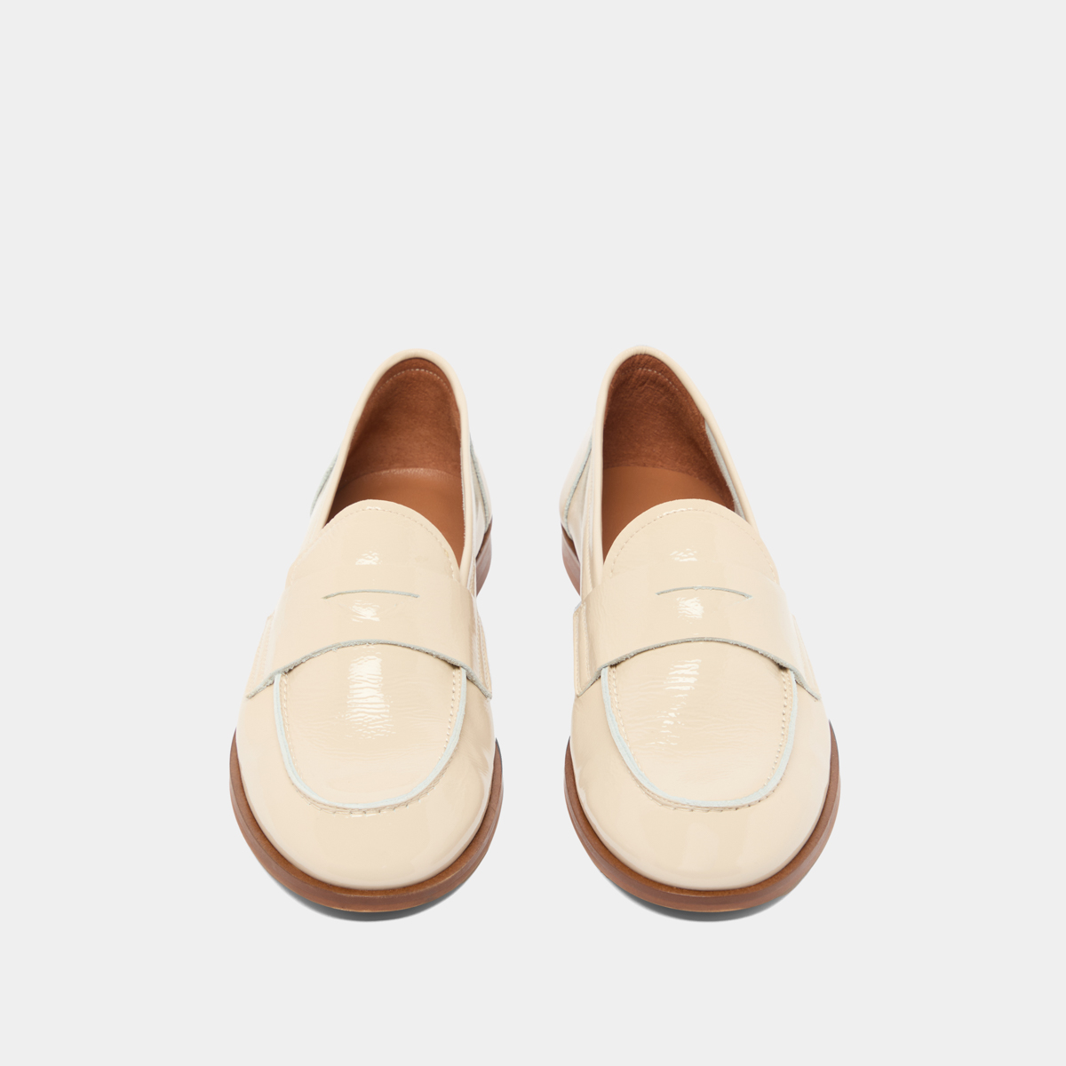 Closed toe and round loafers in pleated patent ecru | THELMA