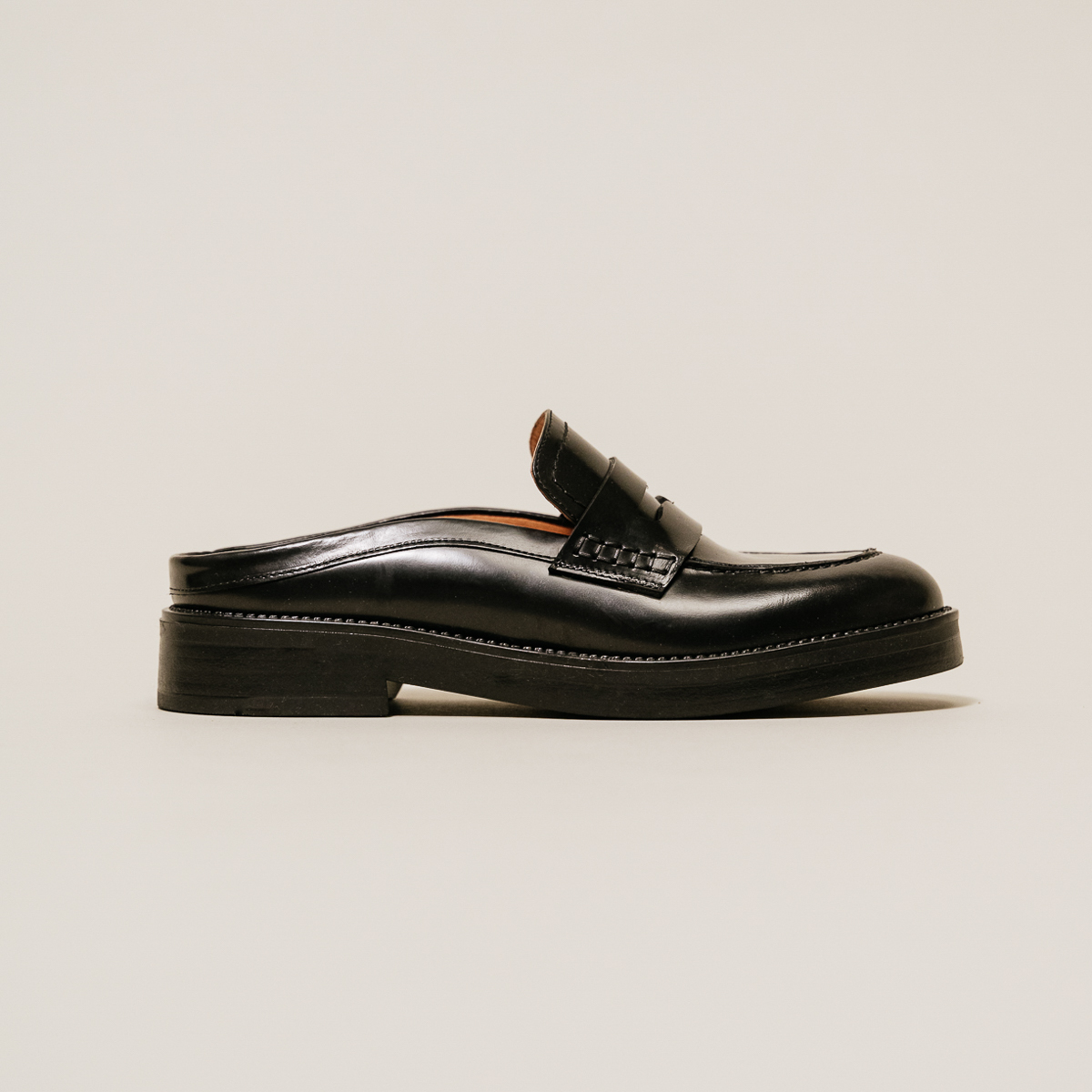 Flat heel loafers with round toe in black shiny leather | ALISE