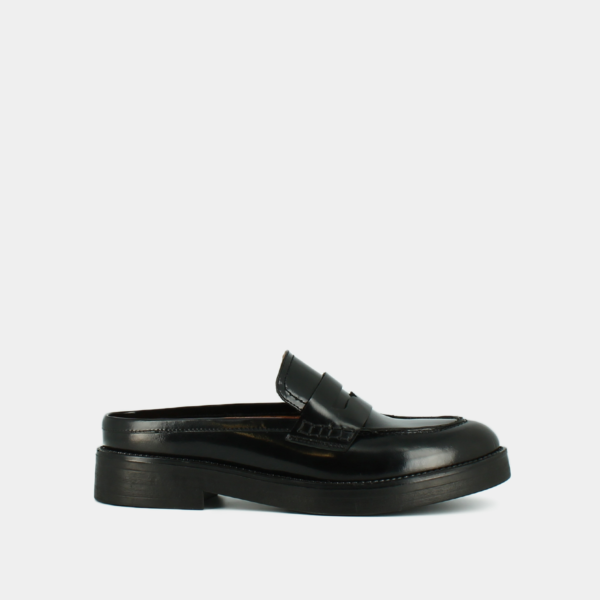Flat heel loafers with round toe in black shiny leather | ALISE