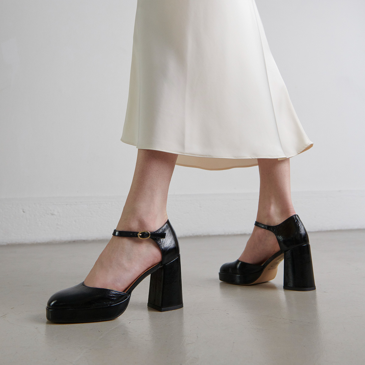 Heeled square-toe baby shoes in black shiny leather | VERO