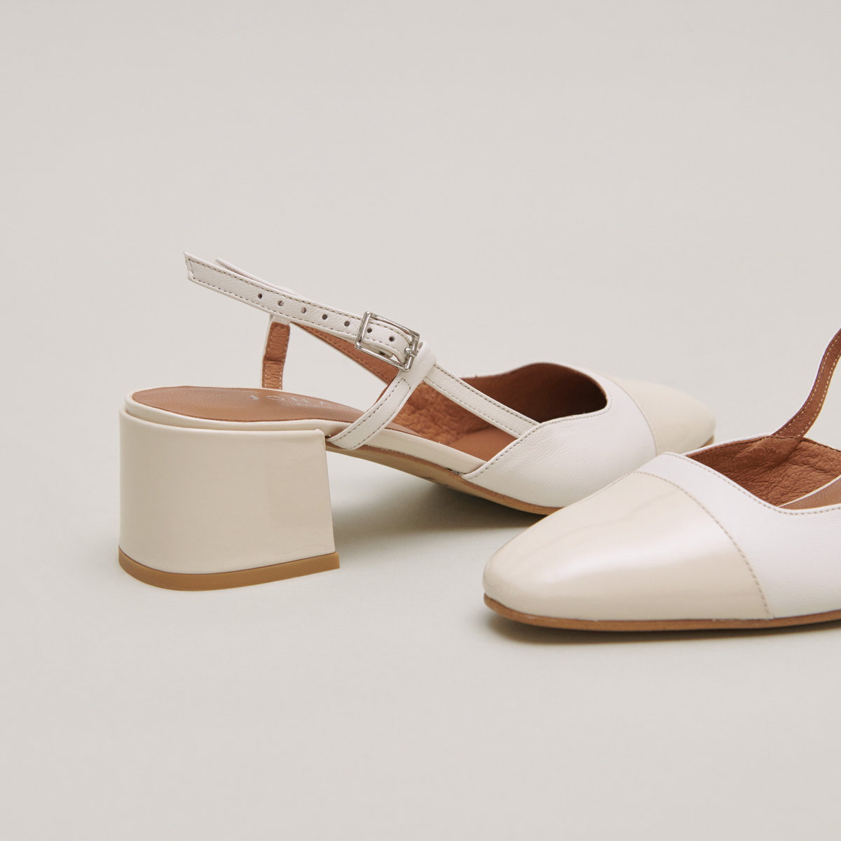 Babies with open heels in ecru leather and patent | DHAPOPY