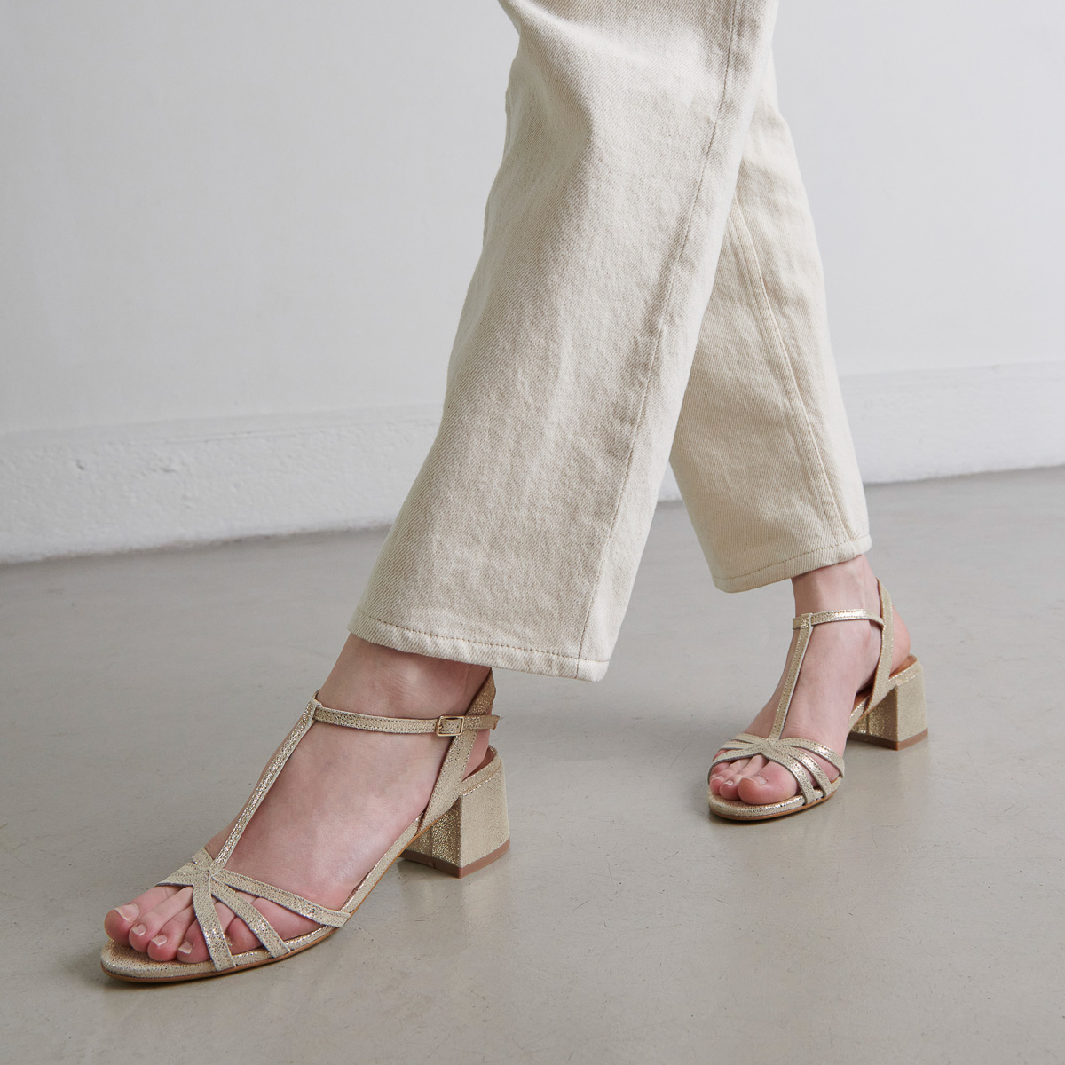Sandals with heels and open toes in platinum laminated velvet | ADELIA