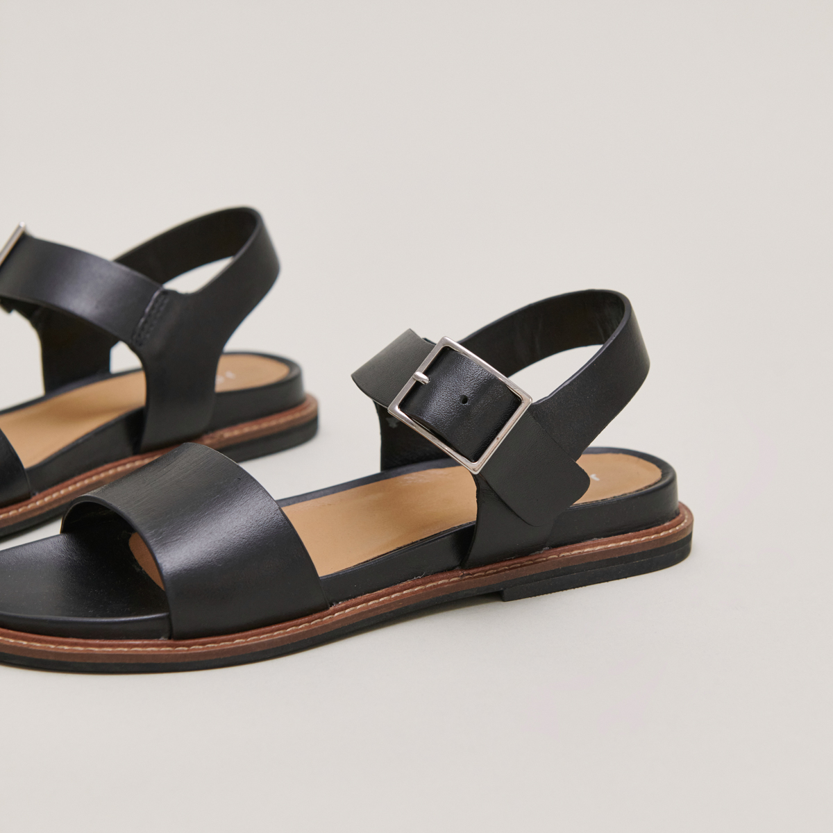 Sandals with straps and open toes in black leather | ACCO