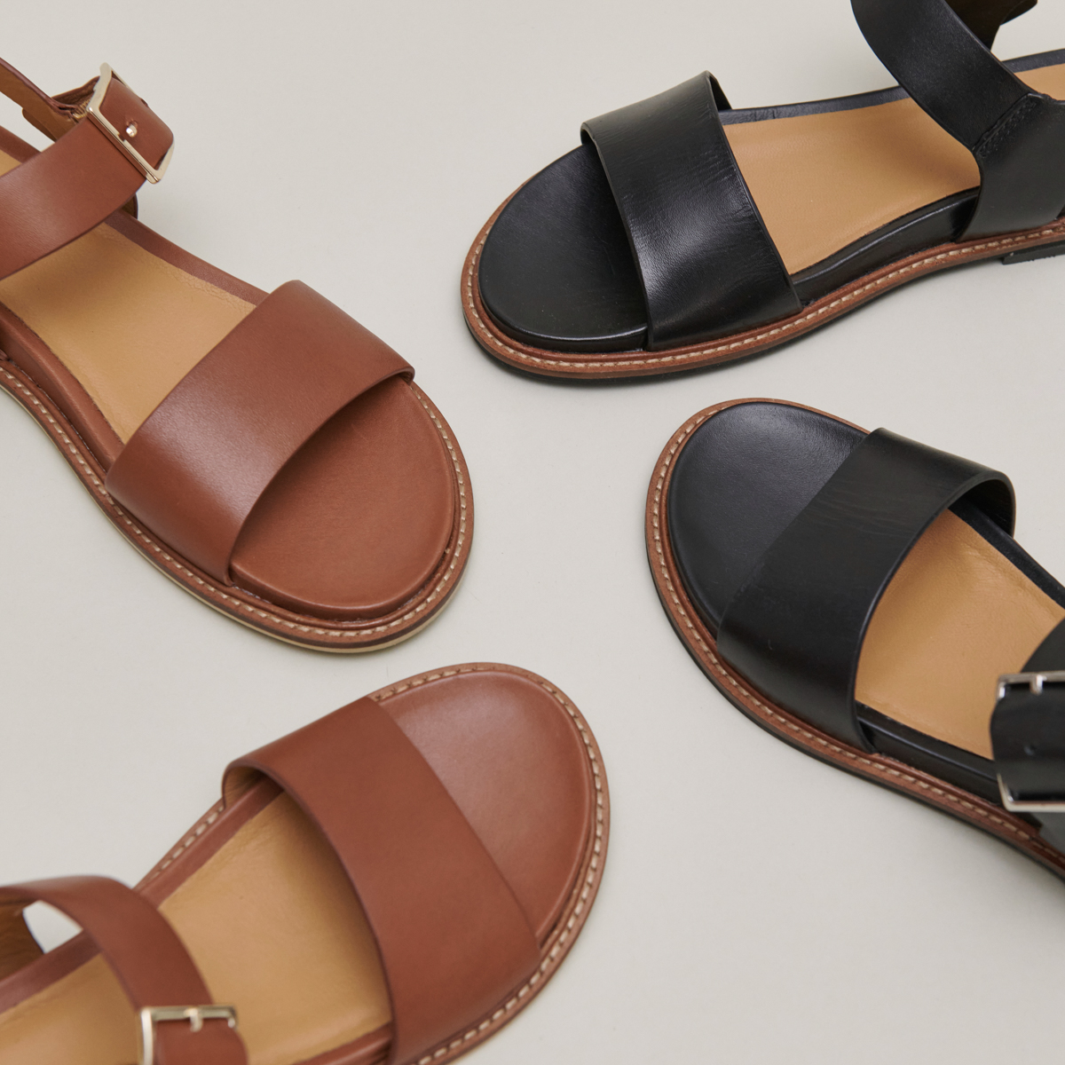 Sandals with straps and open toes in black leather | ACCO