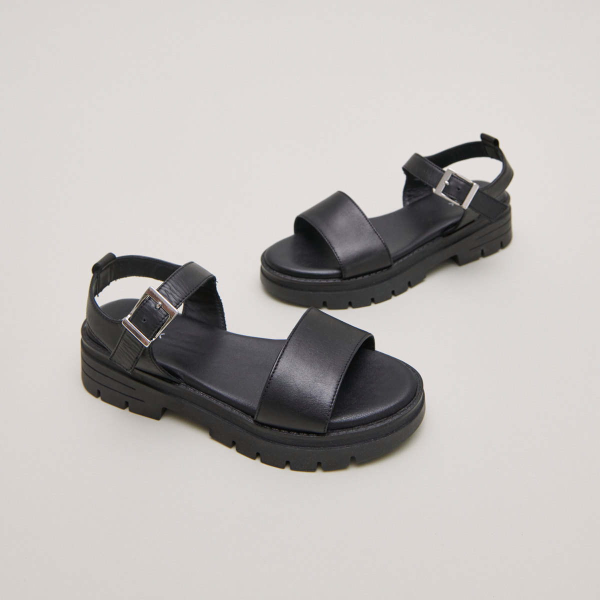 Platform sandals with straps in black leather | ASK