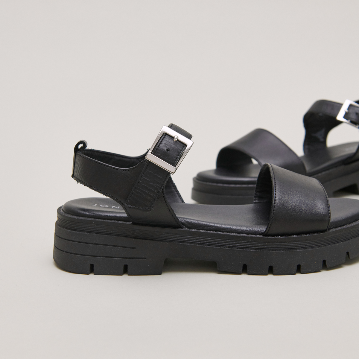 Platform sandals with straps in black leather | ASK