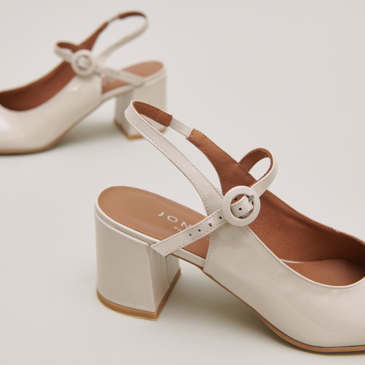 Pointed toe pumps with heels in ecru patent | DOLLAR