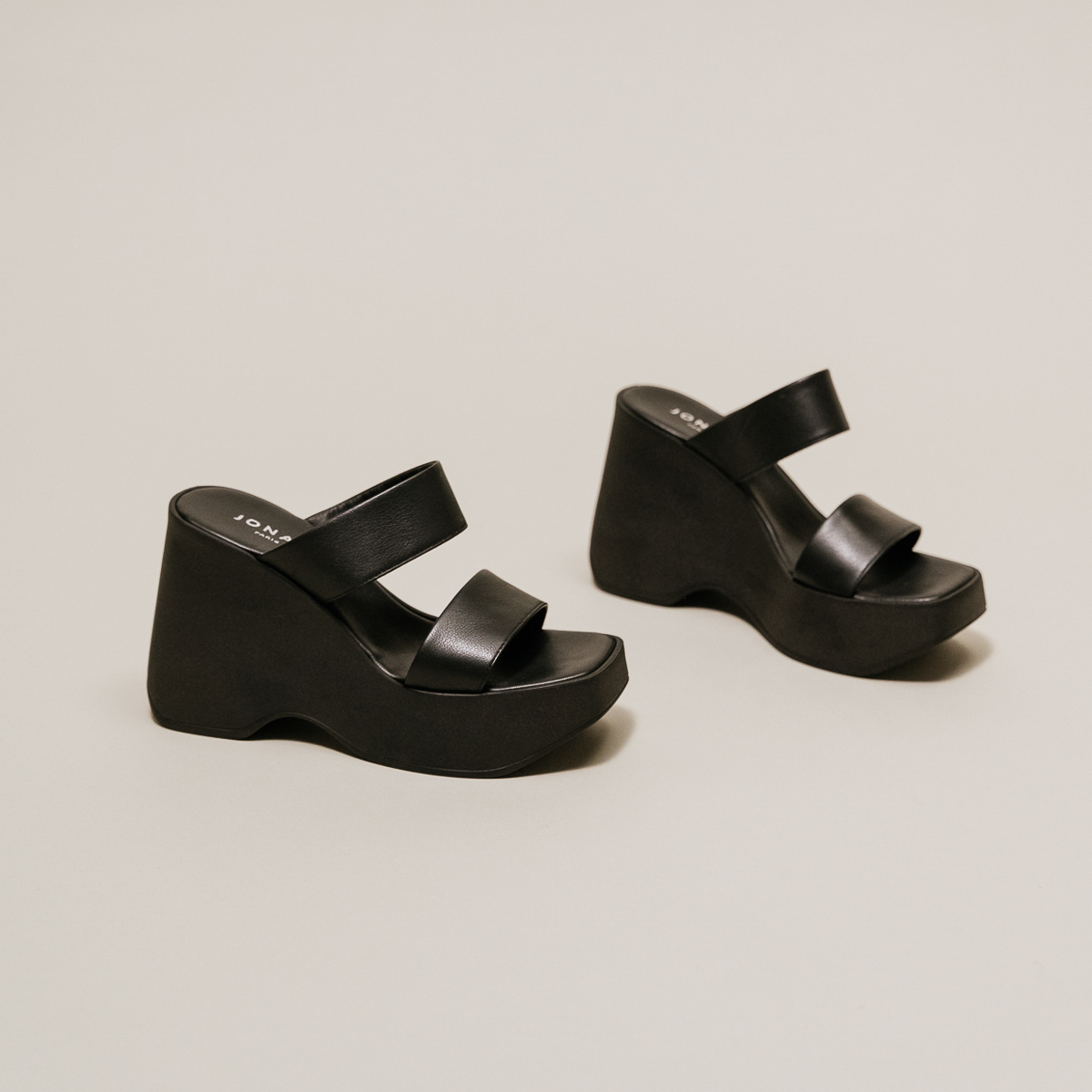 Wedge mules with straps in black leather | PRISCILLA