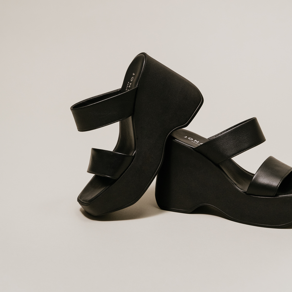 Wedge mules with straps in black leather | PRISCILLA