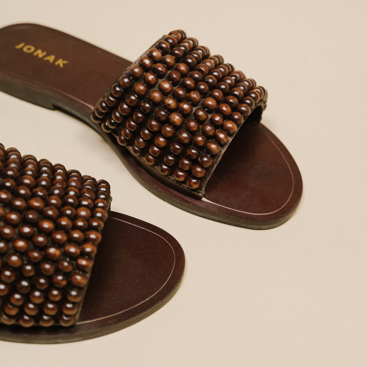 Flat mules with pearls in brown leather | WALK