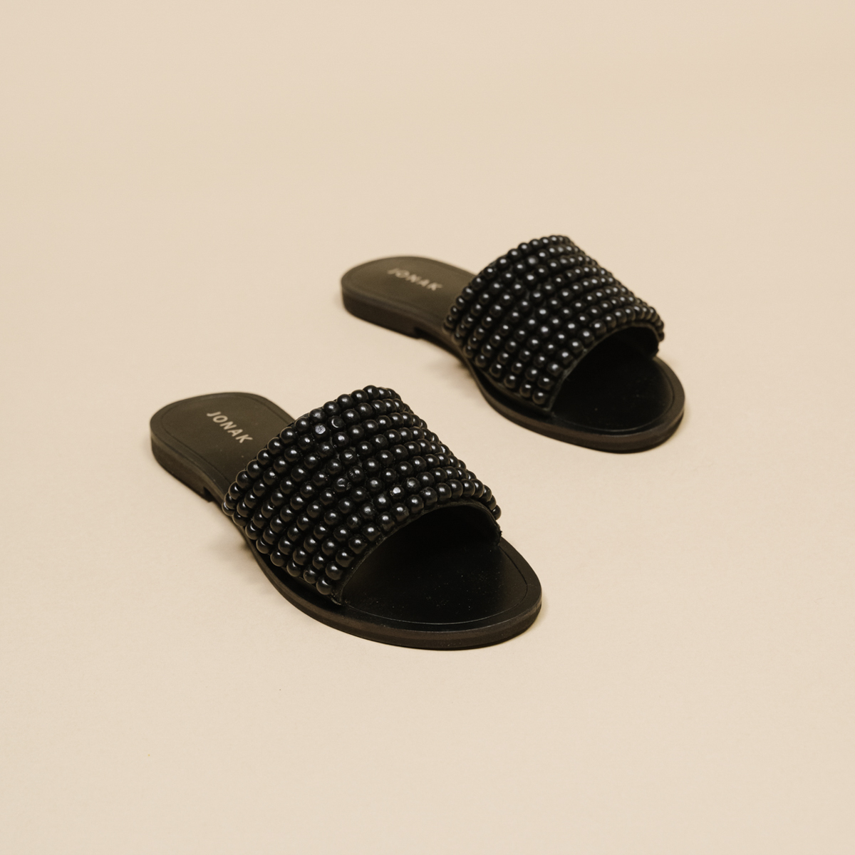 Flat mules with pearls in black leather | WALK