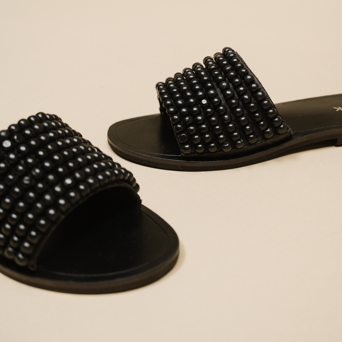 Flat mules with pearls in black leather | WALK