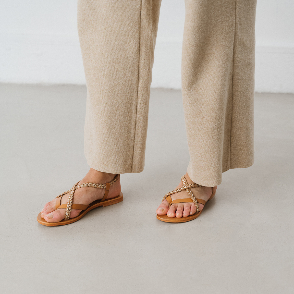 Sandals with straps in leather camel and gold | WARREN