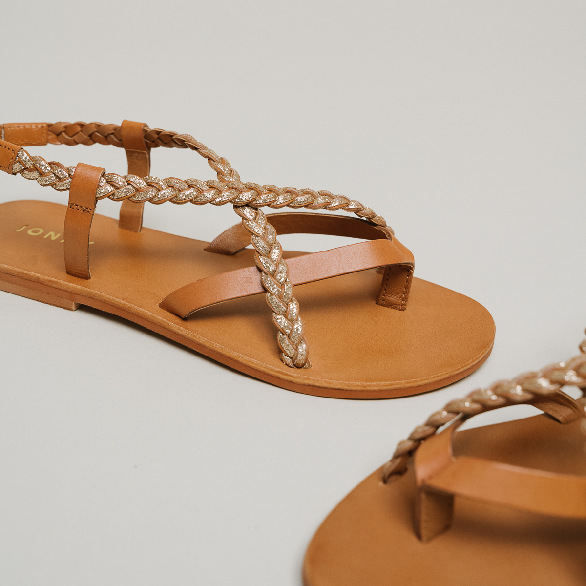 Sandals with straps in leather camel and gold | WARREN