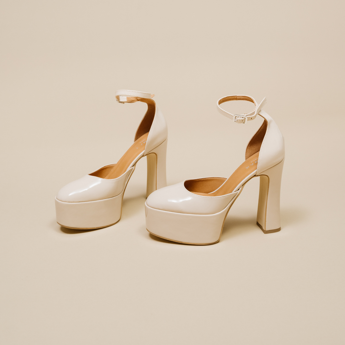 High heel pumps in beige patent | JENNY