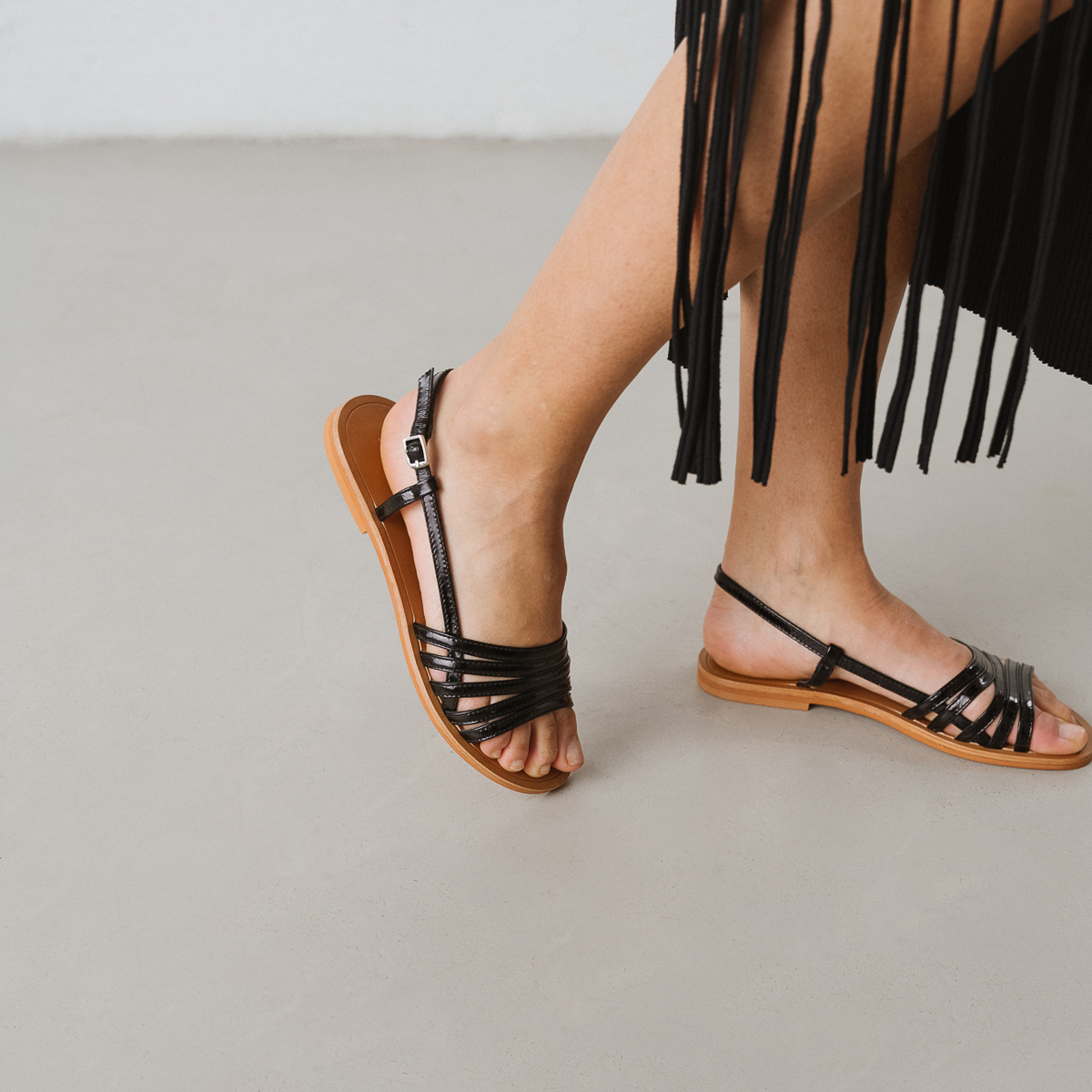 Strappy sandals with open toes in black patent | WROOM
