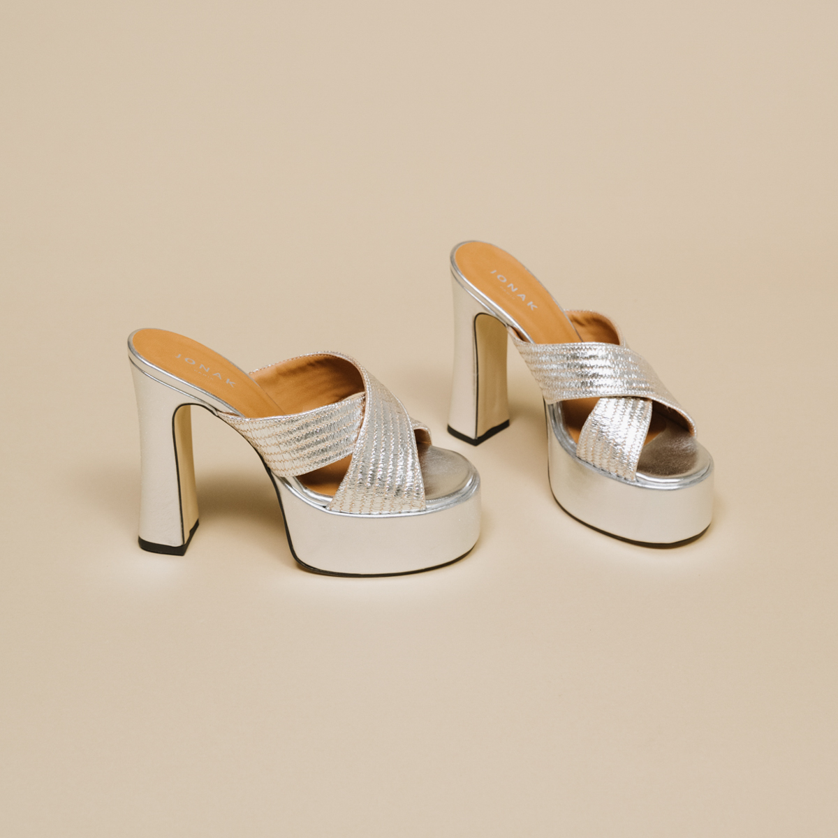Cross-strap mules with platforms in silver metallic raffia | JACKIE