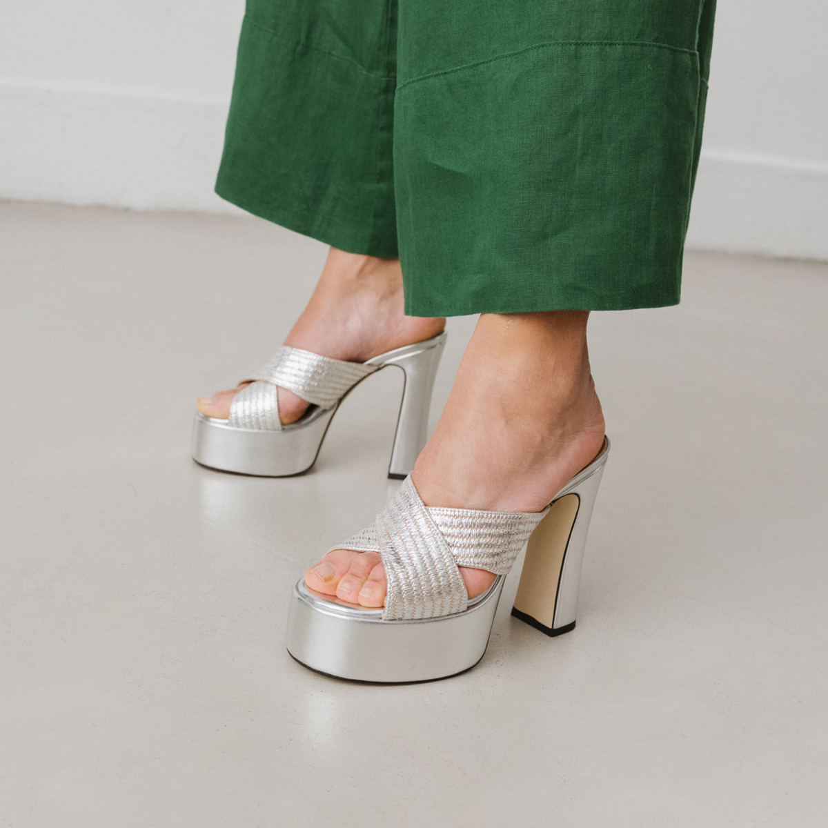Cross-strap mules with platforms in silver metallic raffia | JACKIE