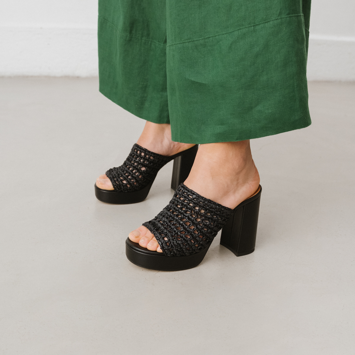Openwork platform mules in black raffia | JULIETTE