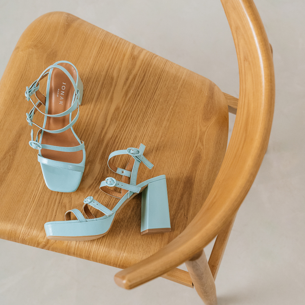 Sandals with straps and square toes in turquoise pleated leather | VALENS
