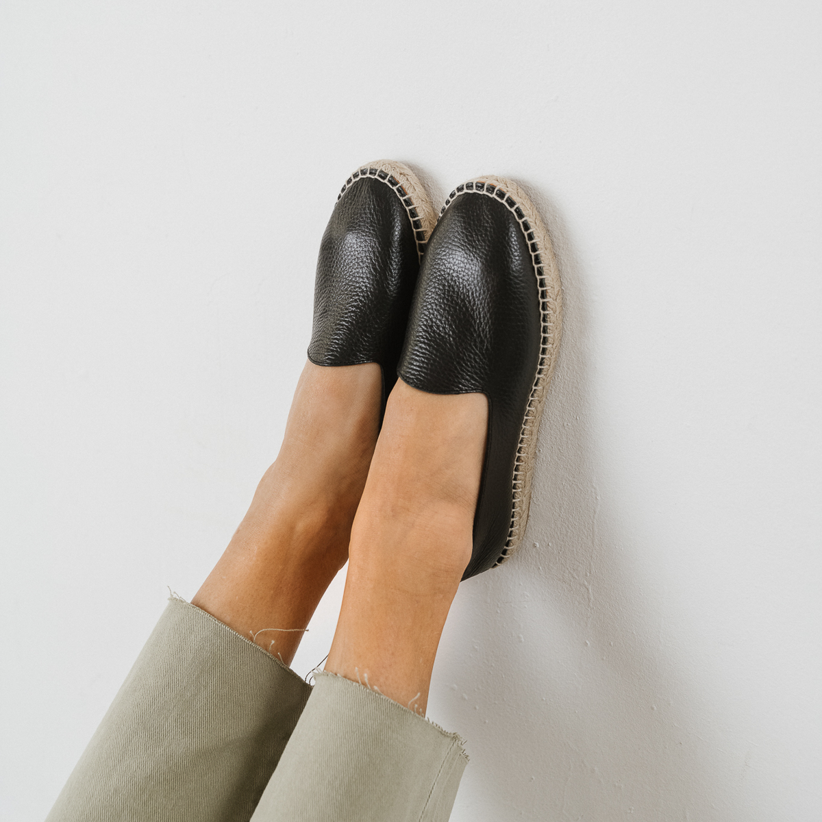 Wedges in black grained leather | MAX