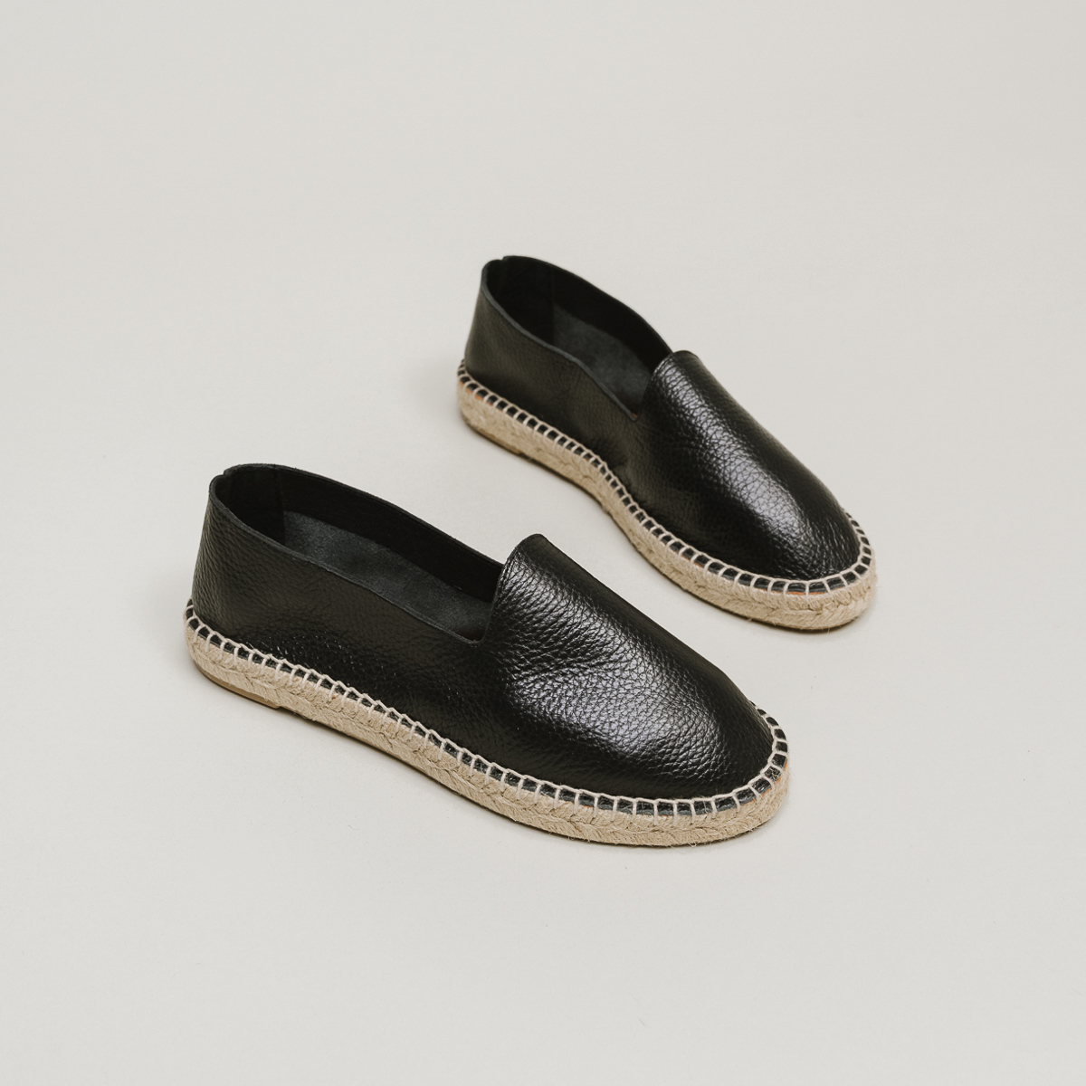 Wedges in black grained leather | MAX