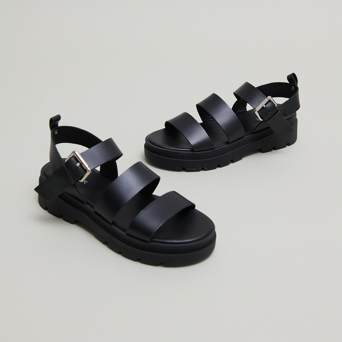 Platform sandals with buckles in black leather | PRIAME