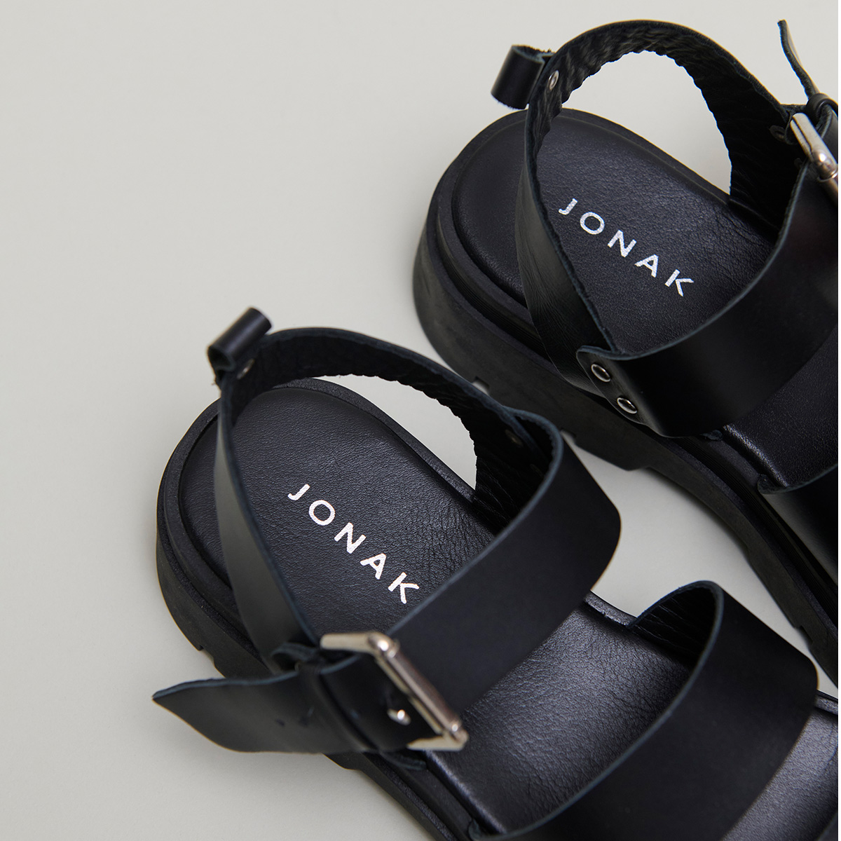 Platform sandals with buckles in black leather | PRIAME
