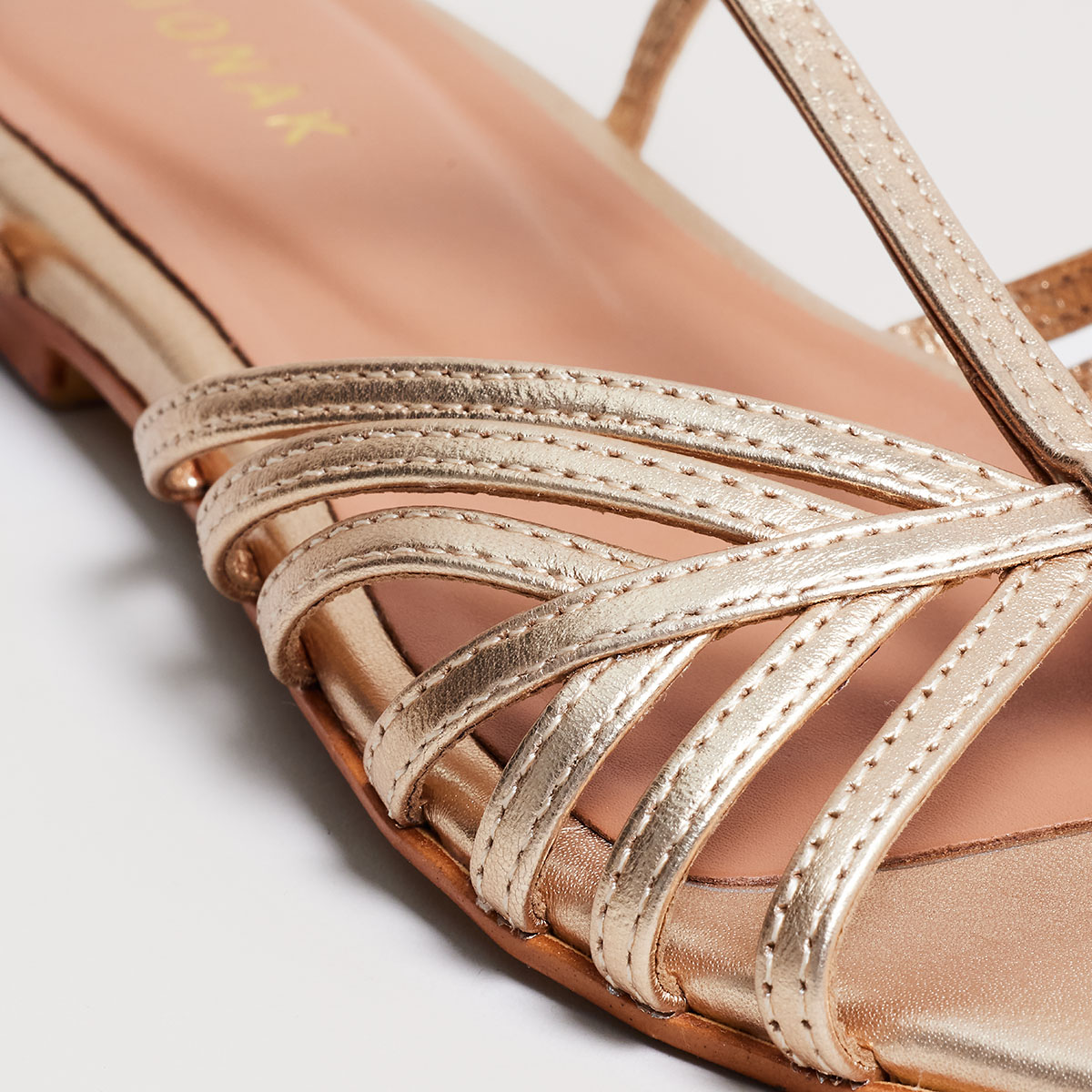 Strapped sandals in gold metallic leather | WALLONIE