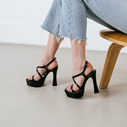 Platform sandals with crossed straps black