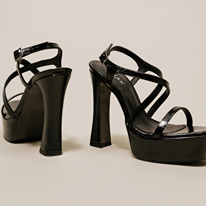 Platform sandals with crossed straps black