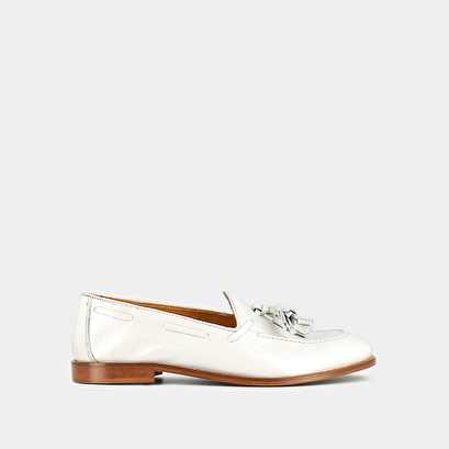 Round toe loafers with pompons in pleated patent ecru | tiphaine