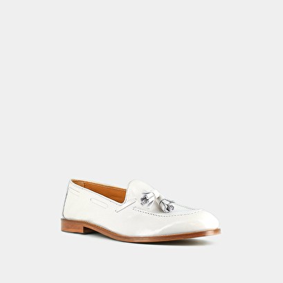 Round toe loafers with pompons in pleated patent ecru | tiphaine