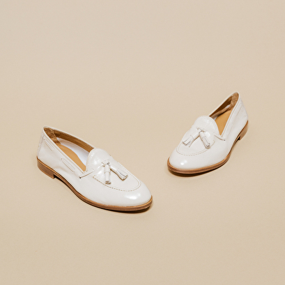 Round toe loafers with pompons in pleated patent ecru | tiphaine