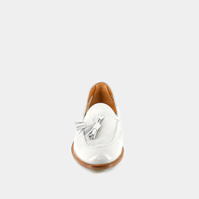 Round toe loafers with pompons in pleated patent ecru | tiphaine