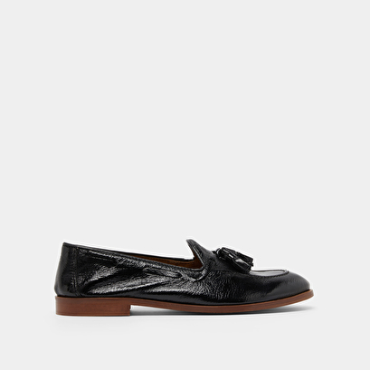 Round toe loafers with pompons in black pleated patent | tiphaine