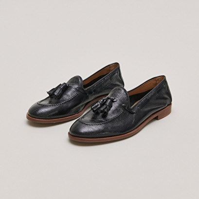 Round toe loafers with pompons in black pleated patent | tiphaine