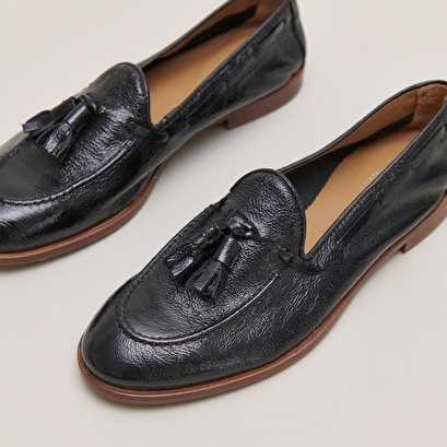 Round toe loafers with pompons in black pleated patent | tiphaine