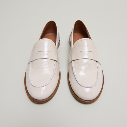 Closed toe and round loafers in pleated patent ecru | thelma