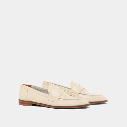 Closed toe and round loafers in pleated patent ecru | thelma