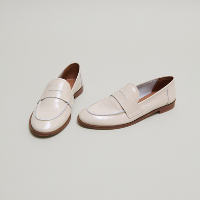 Closed toe and round loafers in pleated patent ecru | thelma