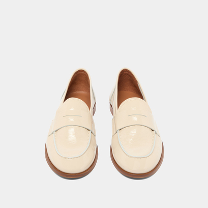 Closed toe and round loafers in pleated patent ecru | thelma