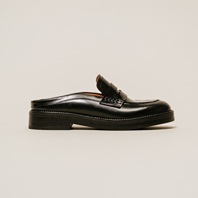 Flat heel loafers with round toe in black shiny leather | alise